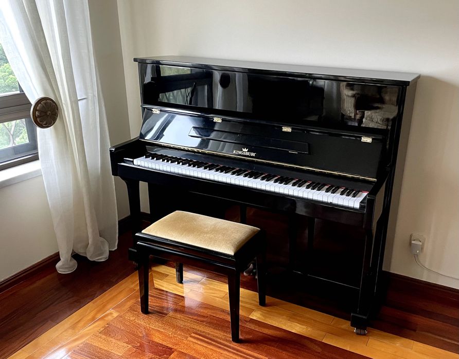 Piano vertical Kinsgburg