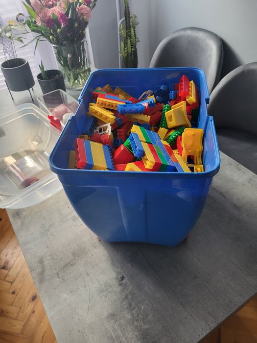 Klocki w kufrze 1000 elementów stan bez zniszczen