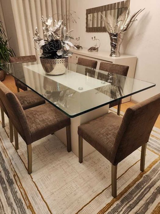 Mesa sala de jantar, em muito bom estado