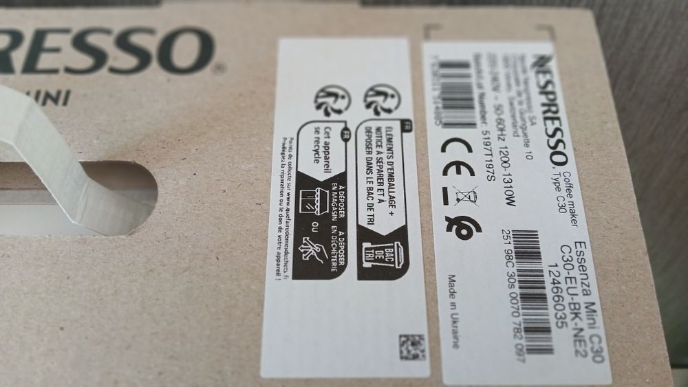 Máquina Nespresso - Nova e embalada - Essenza Mini C30