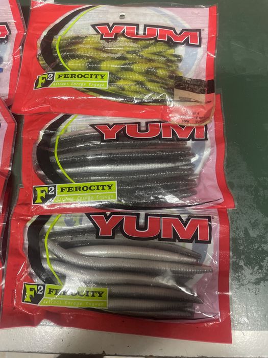 Amostras de pesca marca YUM modelo dinger 5” 12 cms