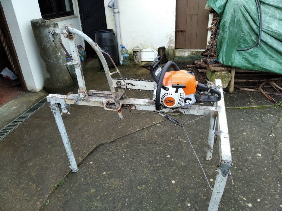 Maquina para suporte de motosserra fazendo serviço com pouco esforço