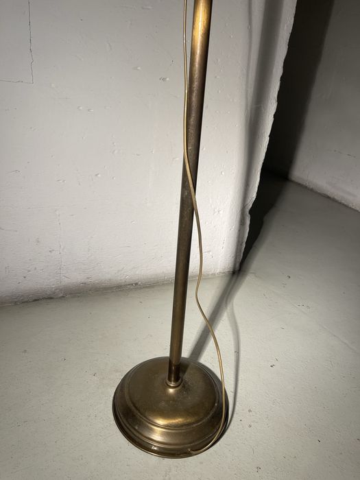 Candeeiro de pé antigo, em latao e com abajur. Em otimo estado.