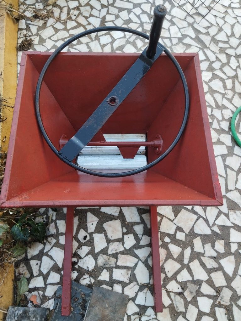 Alfaia agrícola, esmagador de uvas