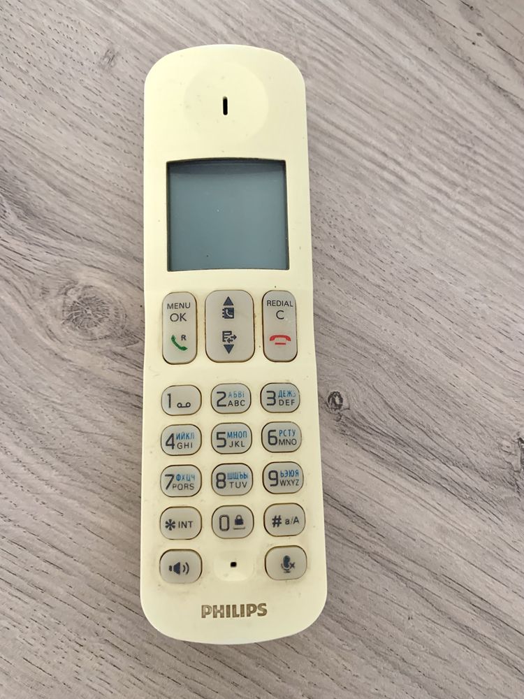 Телефон Philips D4