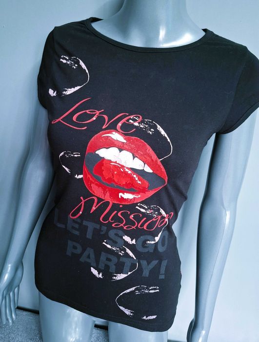 Czarna bluzka z nadrukiem ust wycięte plecy