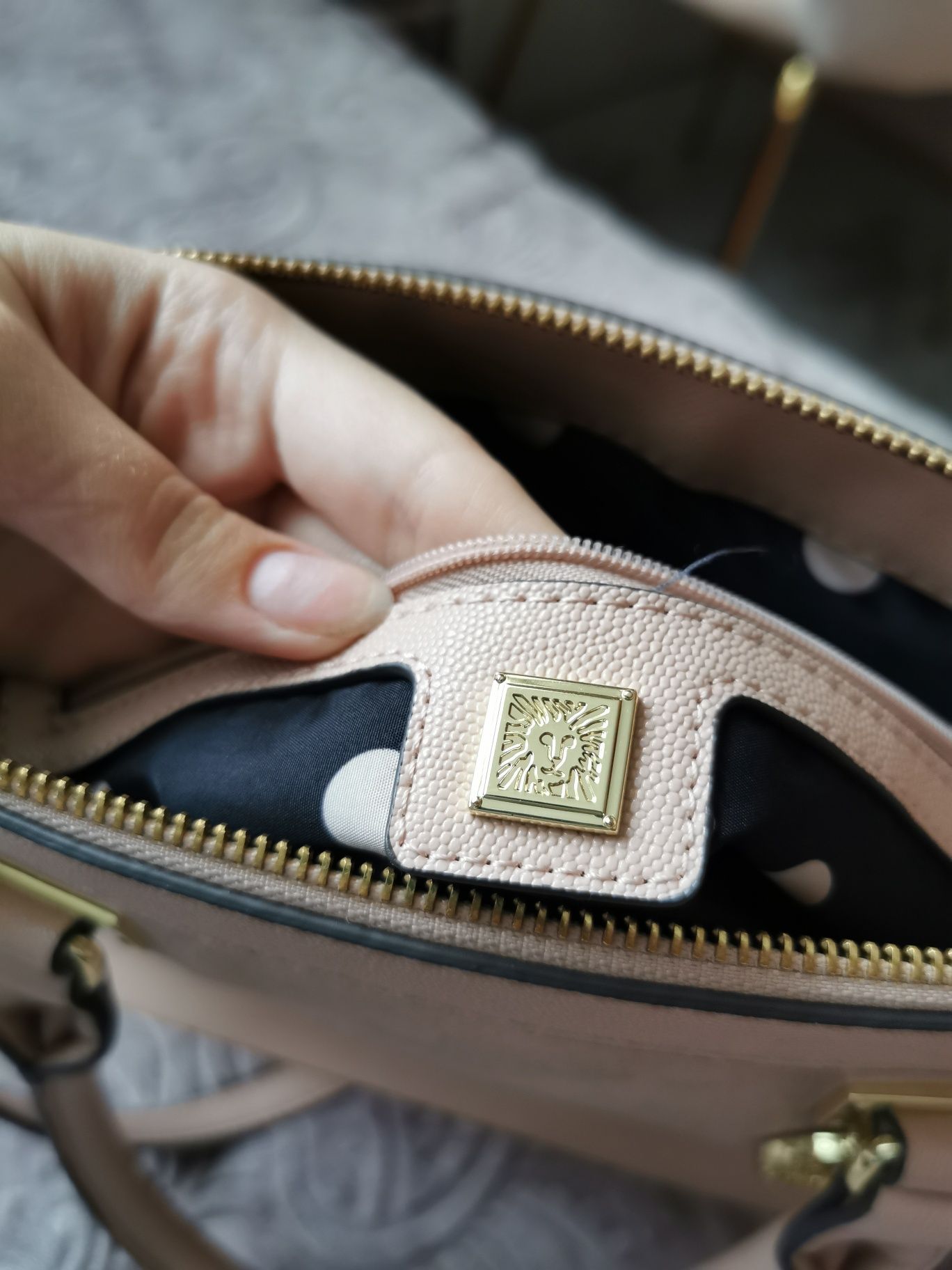 Torebka Anne Klein brzoskwiniowa torba błyszcząca lśniąca kuferek