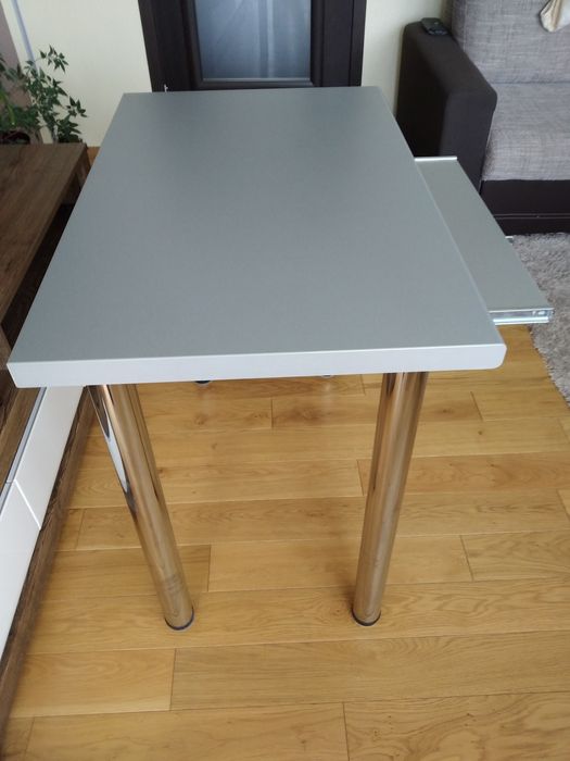 Biurko koloru szarego