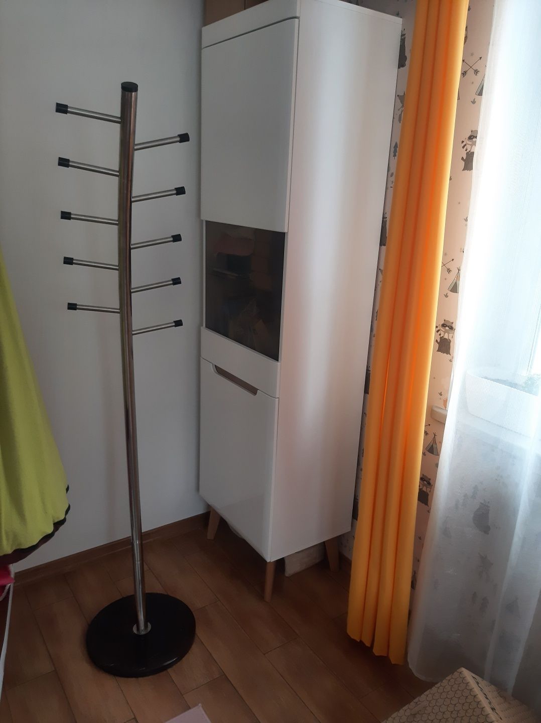 Wieszak stojący marmurowa podstawa ciężki i stabilny