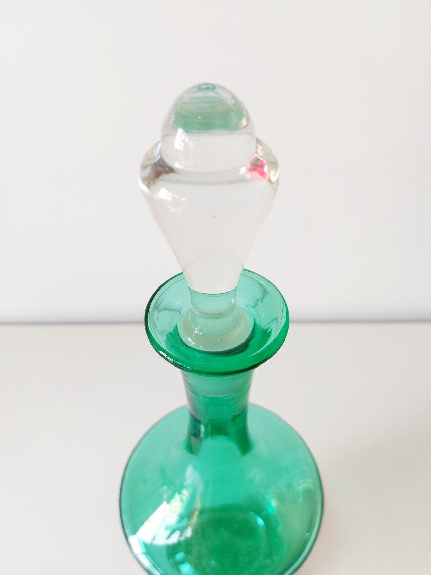 Garrafa em vidro de murano em cor verde.