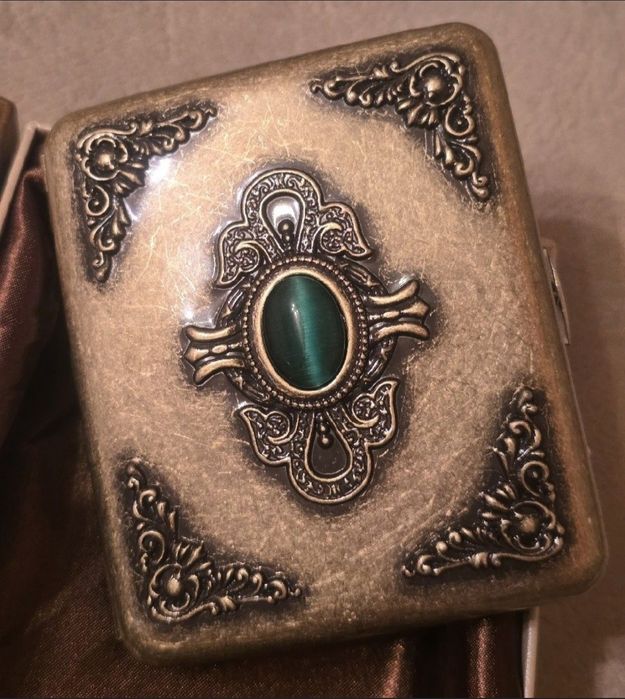 Metalowa papierośnica dworska myśliwska mosiądzowana bogatozdobiona.