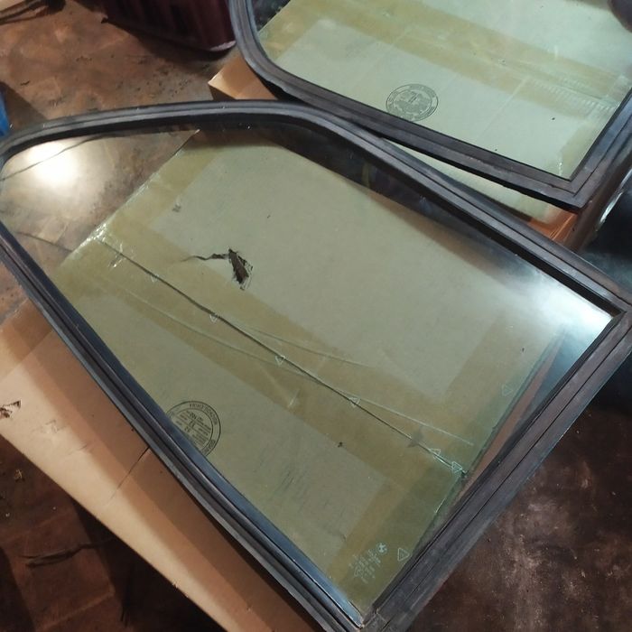 Скло BMW e30 купе 2 задні глухі передне ліве і заднє з підігрівом