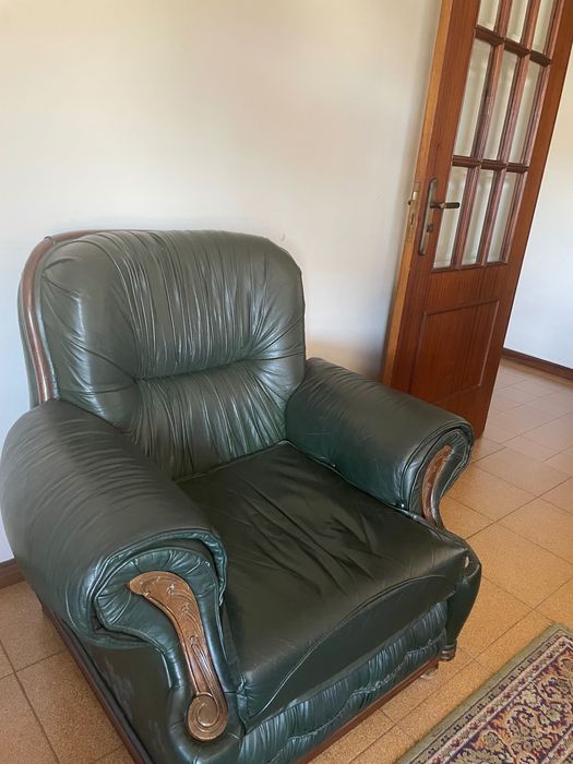 Conjunto sofás em pele