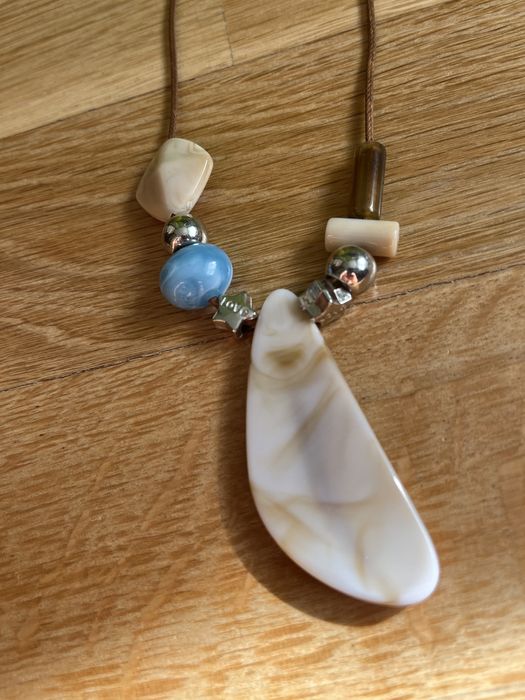 Wisior wisiorek plastikowy na sznurku długi