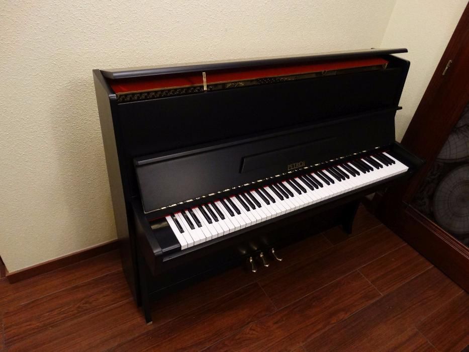 pianino petrof czarne od PianoDesign