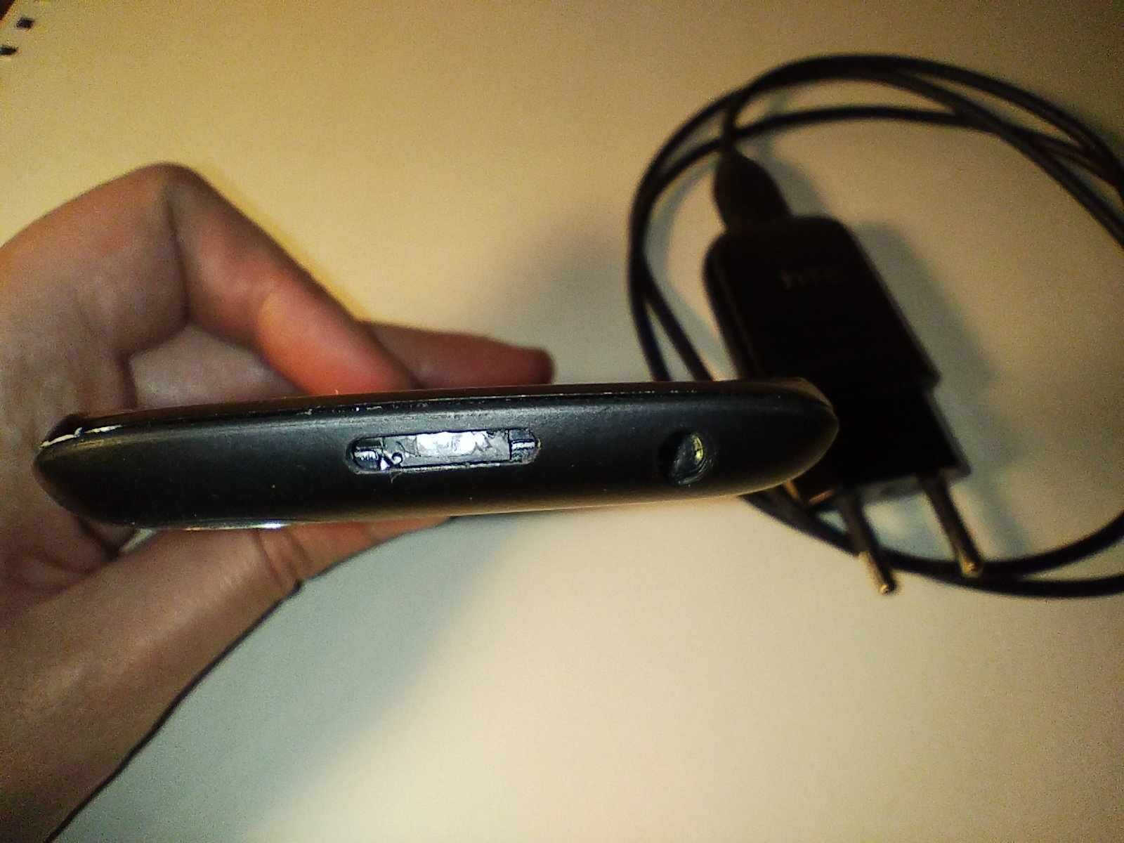Smartfon HTC Desire X z oryginalną ładowarką