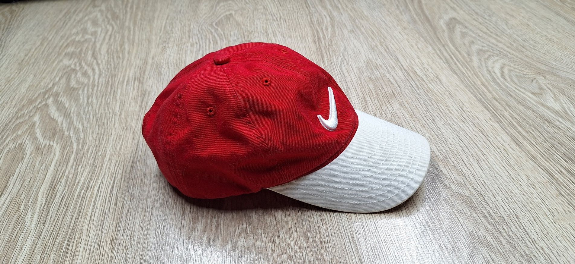 Nike czapka z daszkiem kibica biało- czerwona 47- 54cm obwód