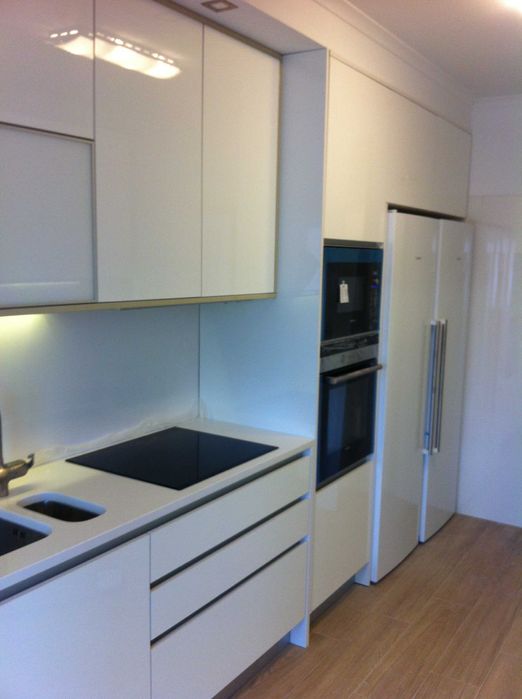 Montagem geral de carpintarias:cozinhas, roupeiros, portaros e rodapé.