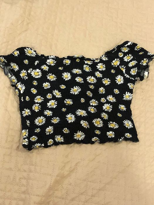 Camisola preta com pormenores de margaridas