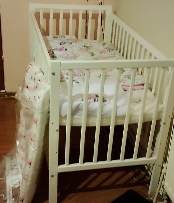 Nowe łóżecxko z pościelą i baldachimem itd