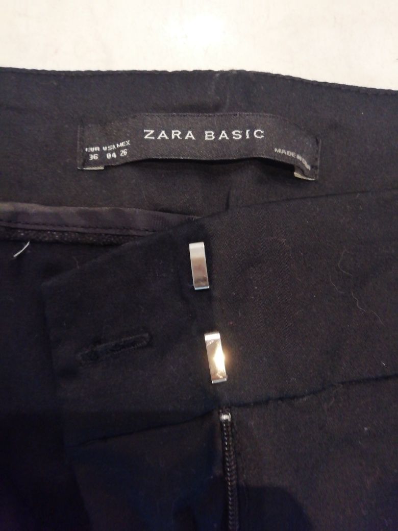 Calças de modelo clássico preta. Zara
Pouco uso.
TAM 36
5€ mais portes