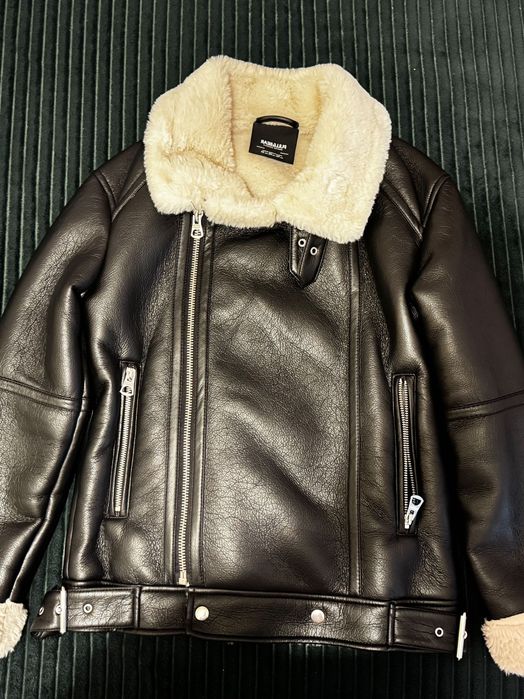 Zimowy kożuch w dobrym stanie, czarny z białym wykończeniem