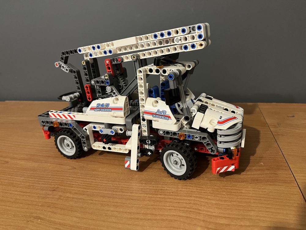 Lego technic 8071 - ciężarówka z podnośnikiem