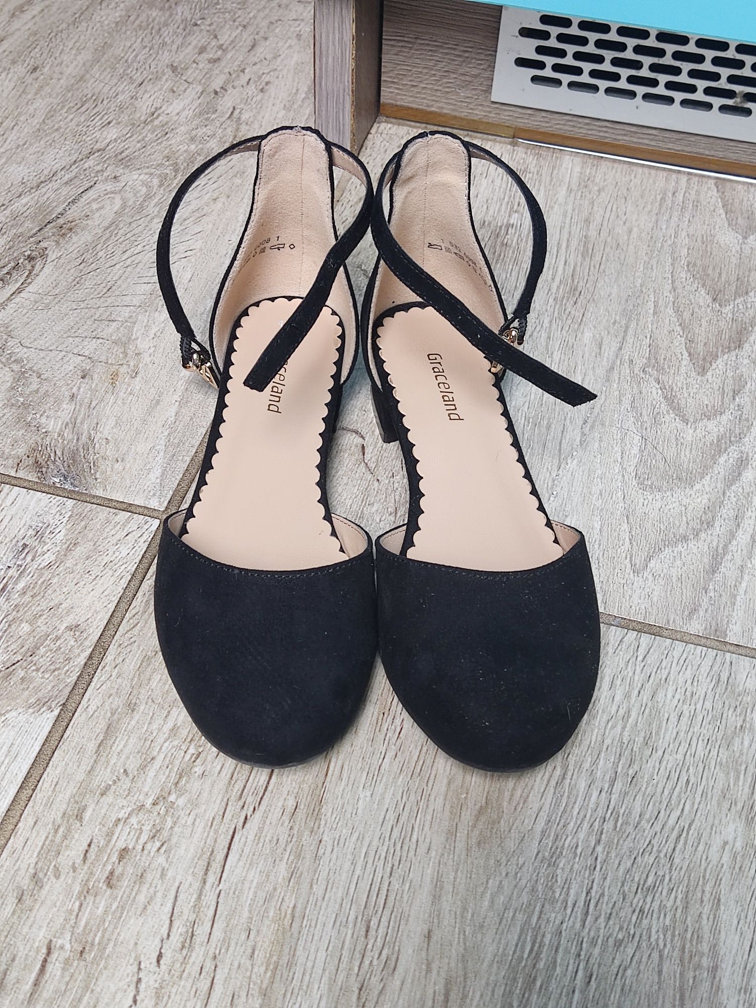 Buty czarne na obcasie