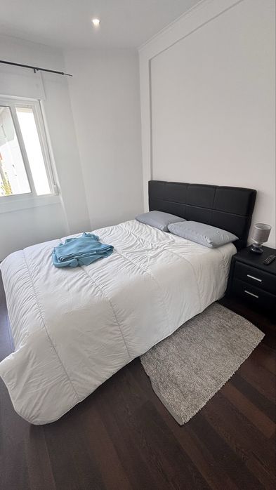 Cama com mesa de cabeceira