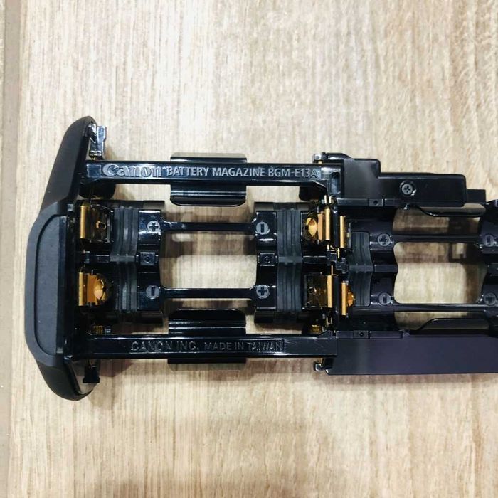 Тримач для батарейний блок Canon BGM-E13A для BG-E6, BG-E7, 5D MarkII