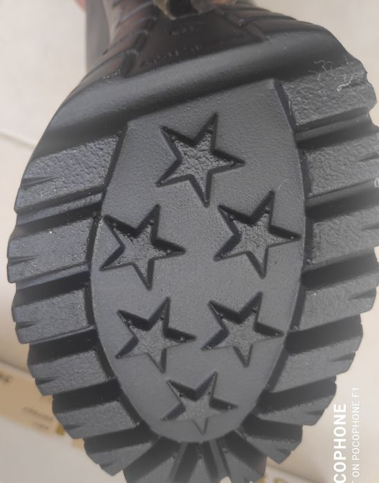 Botins pretos de senhora de pele