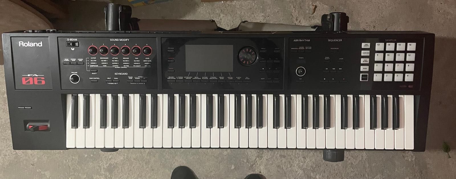 ROLAND FA-06 em caixa original de papelão