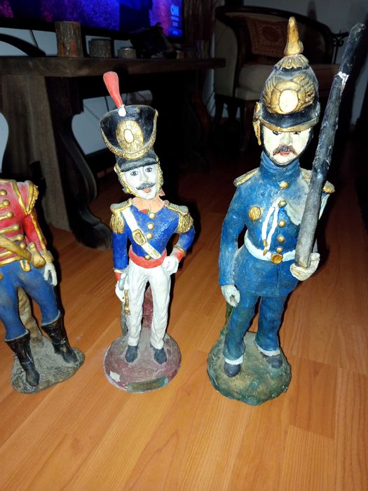 Figuras Militares em barro antigas