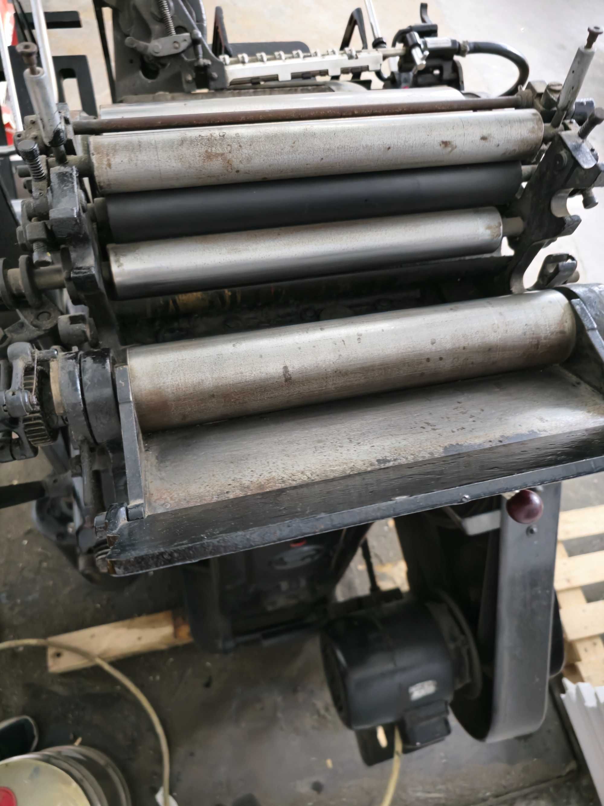 Maquina de corte e vinco com impressão