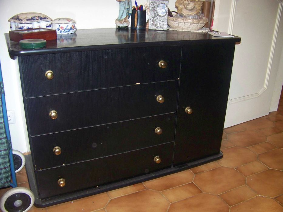 móvel tipo comoda e 2 mesinhas de cabeceira, preto, puxadores em latão