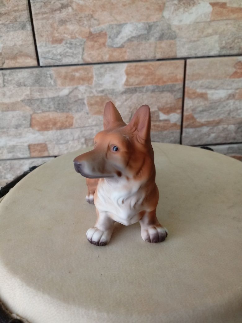 Porcelana biskwitowa figurka piesek corgi