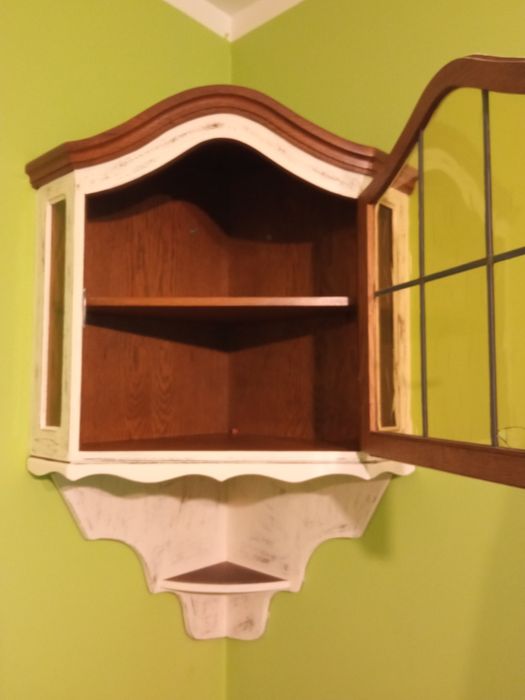 Narożna witryna, odnowiona z przecierkami