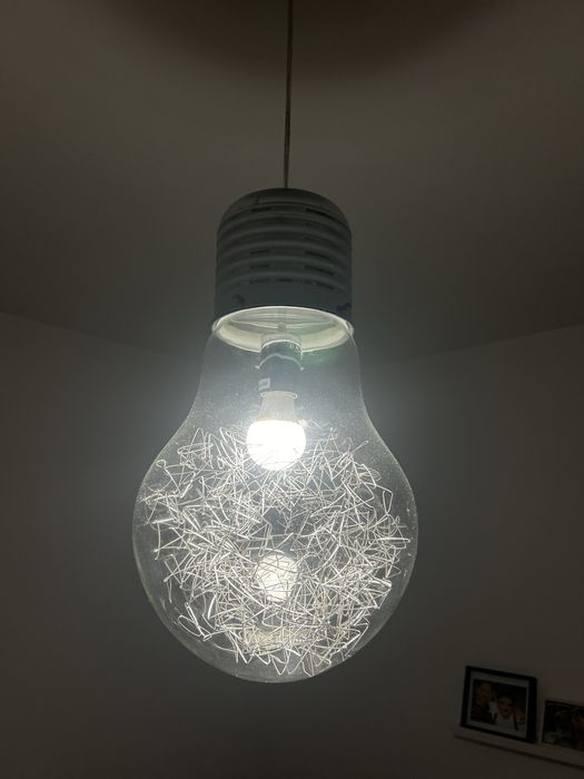 Candeeiro de teto em formato de lâmpada