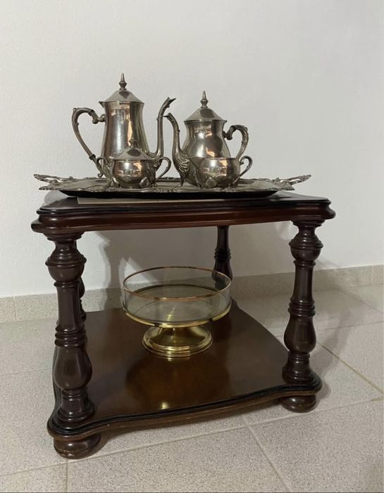 Mesa de madeira e mármore