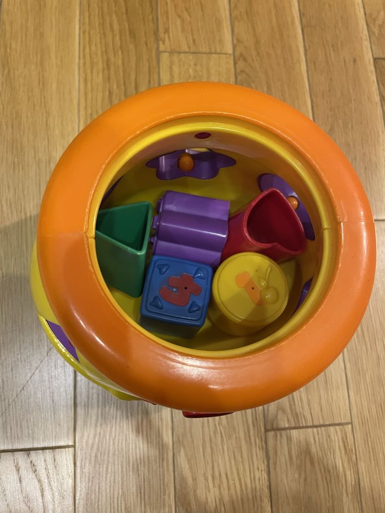 Garnuszek na klocuszek, fisher price