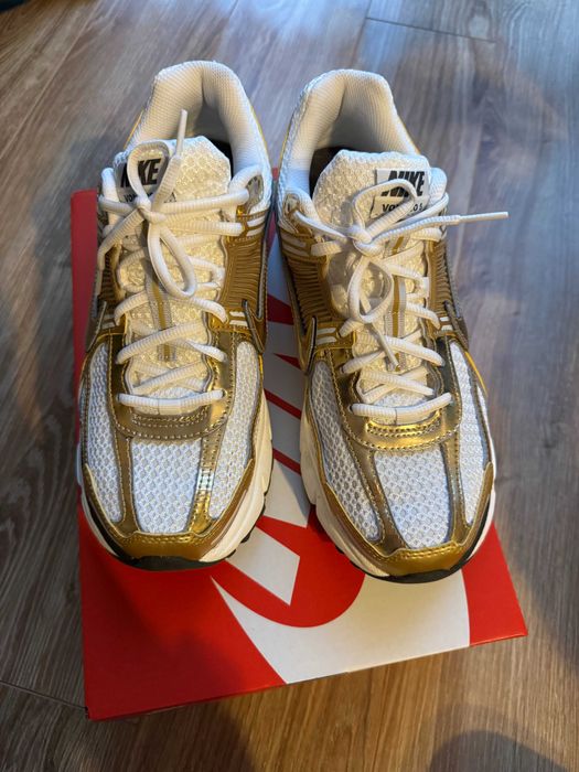 Biało-złote Nike WMN Vomero 5, rozmiar 42,5