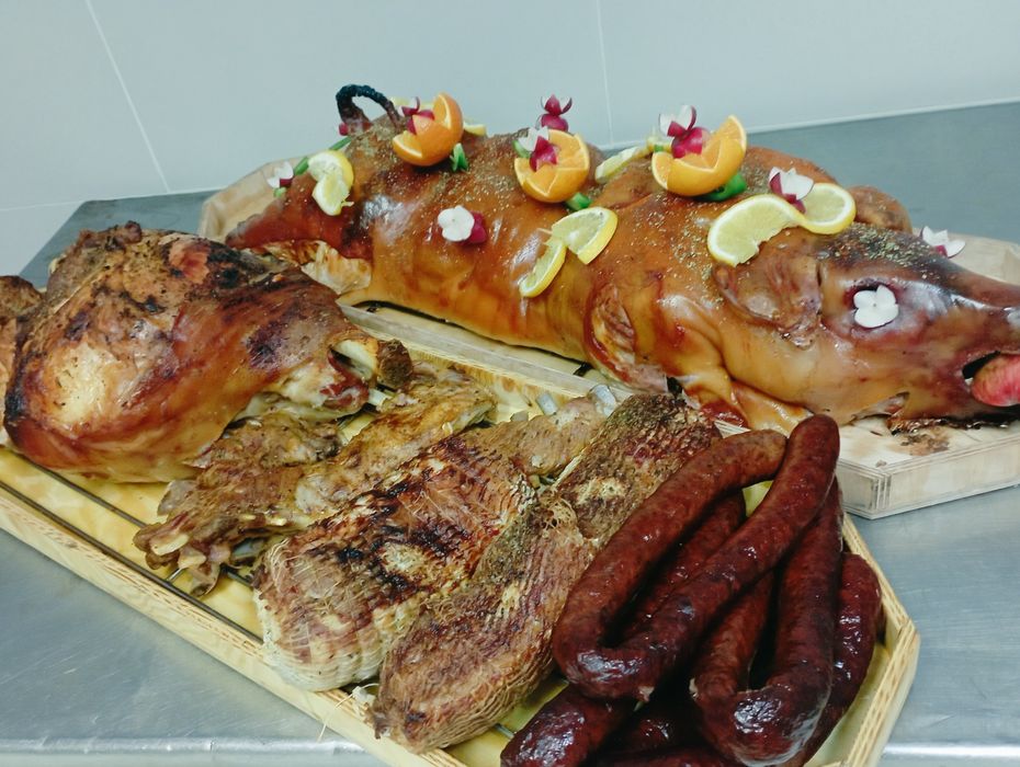 Pieczony prosiak, udziec wieprzowy, gorąca deska, prosię, imprezy