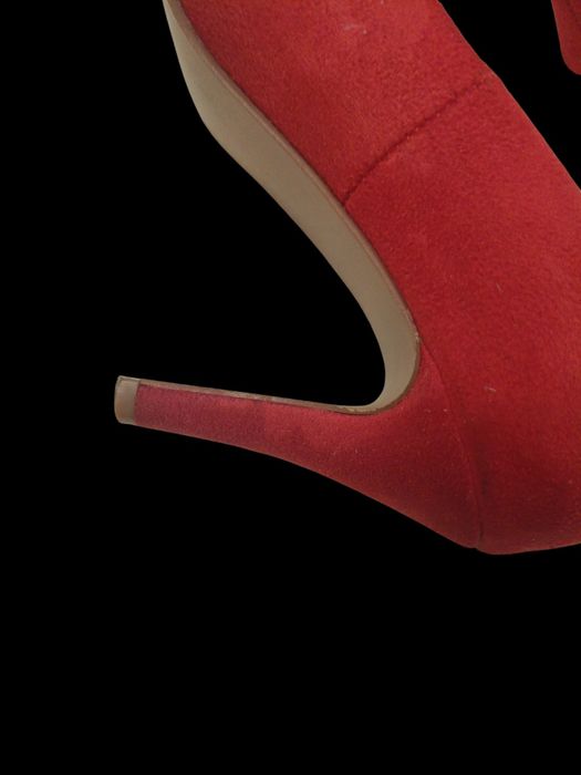 Sprzedam czerwone buty na szpilkach