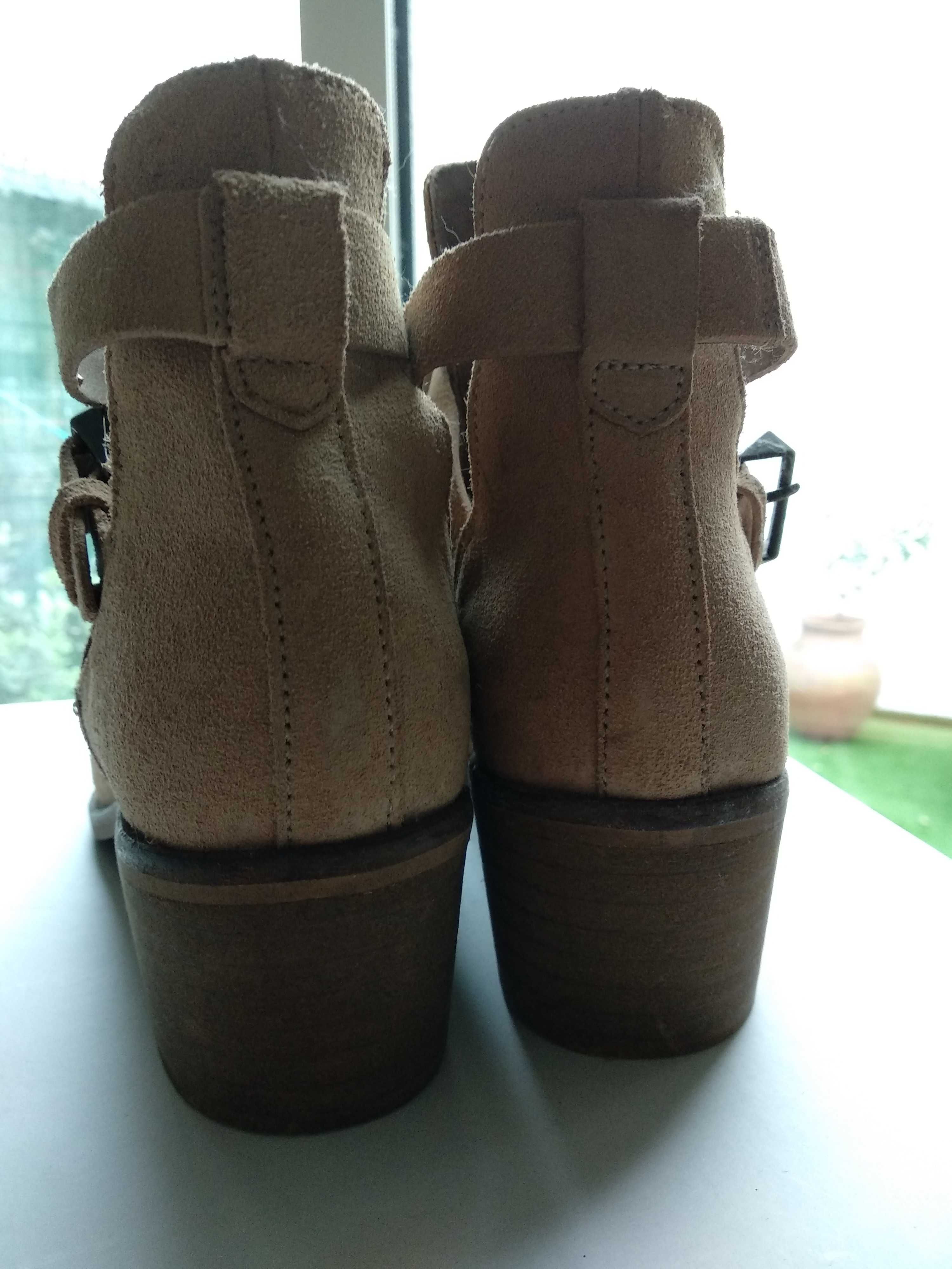 Botins beje stradivarius