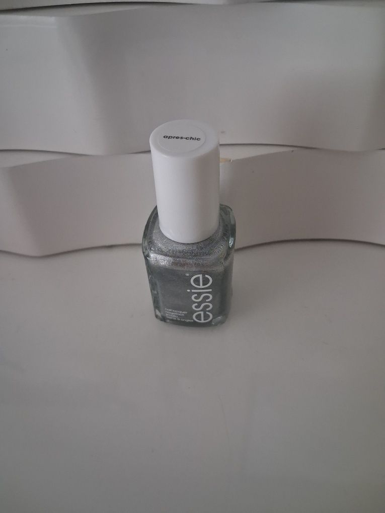 Essie apress-chic