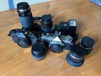 Zestaw aparatów Olympus OM-1N i OM-2 z obiektywami i akcesoriami