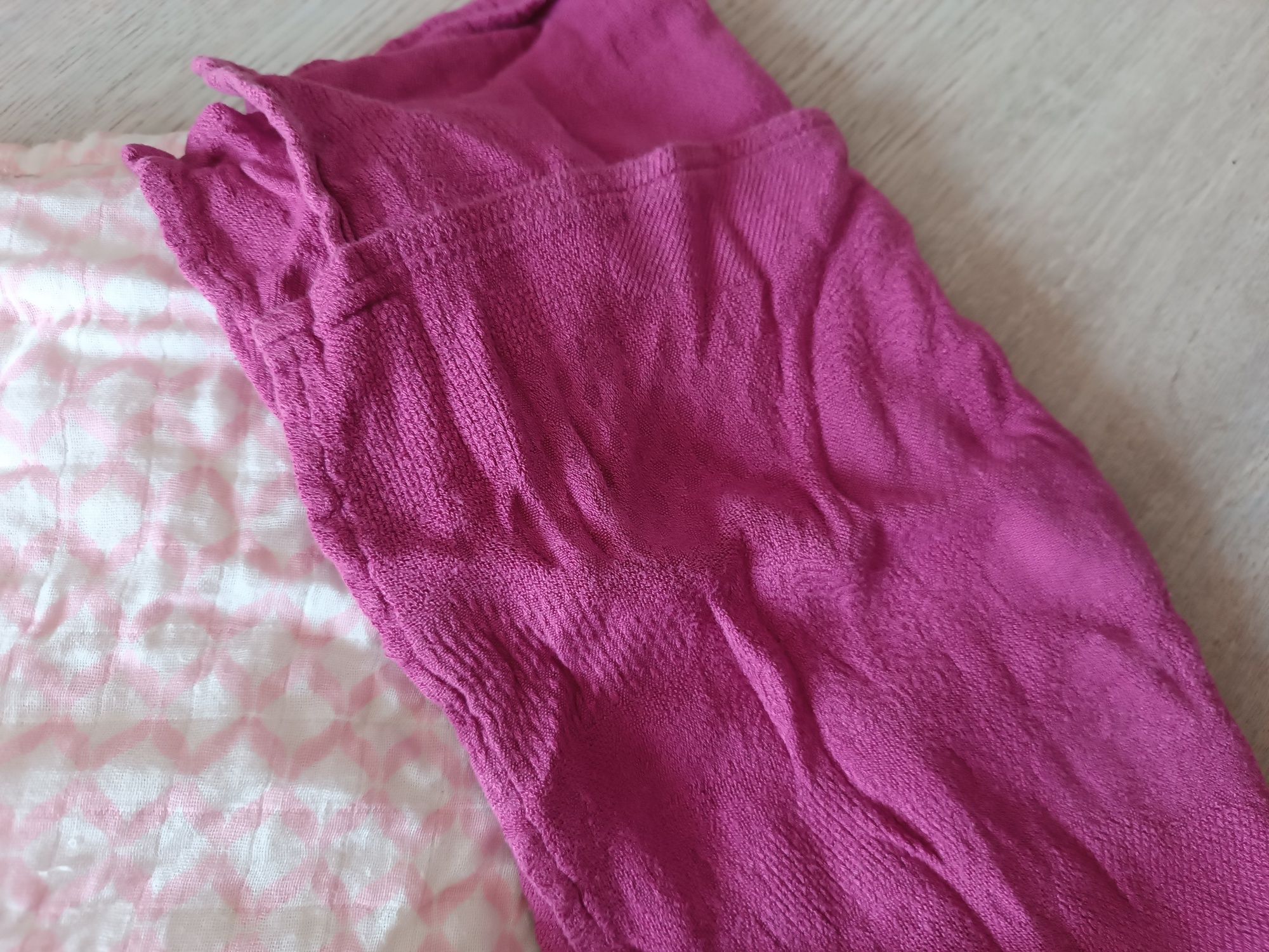 Bardzo fajny zestaw kocyk poduszeczka i 2 pieluchy