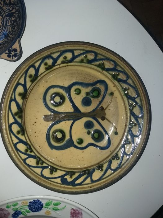 Cztery,stare,ceramiczne talerze z sygnaturami recznie malowane