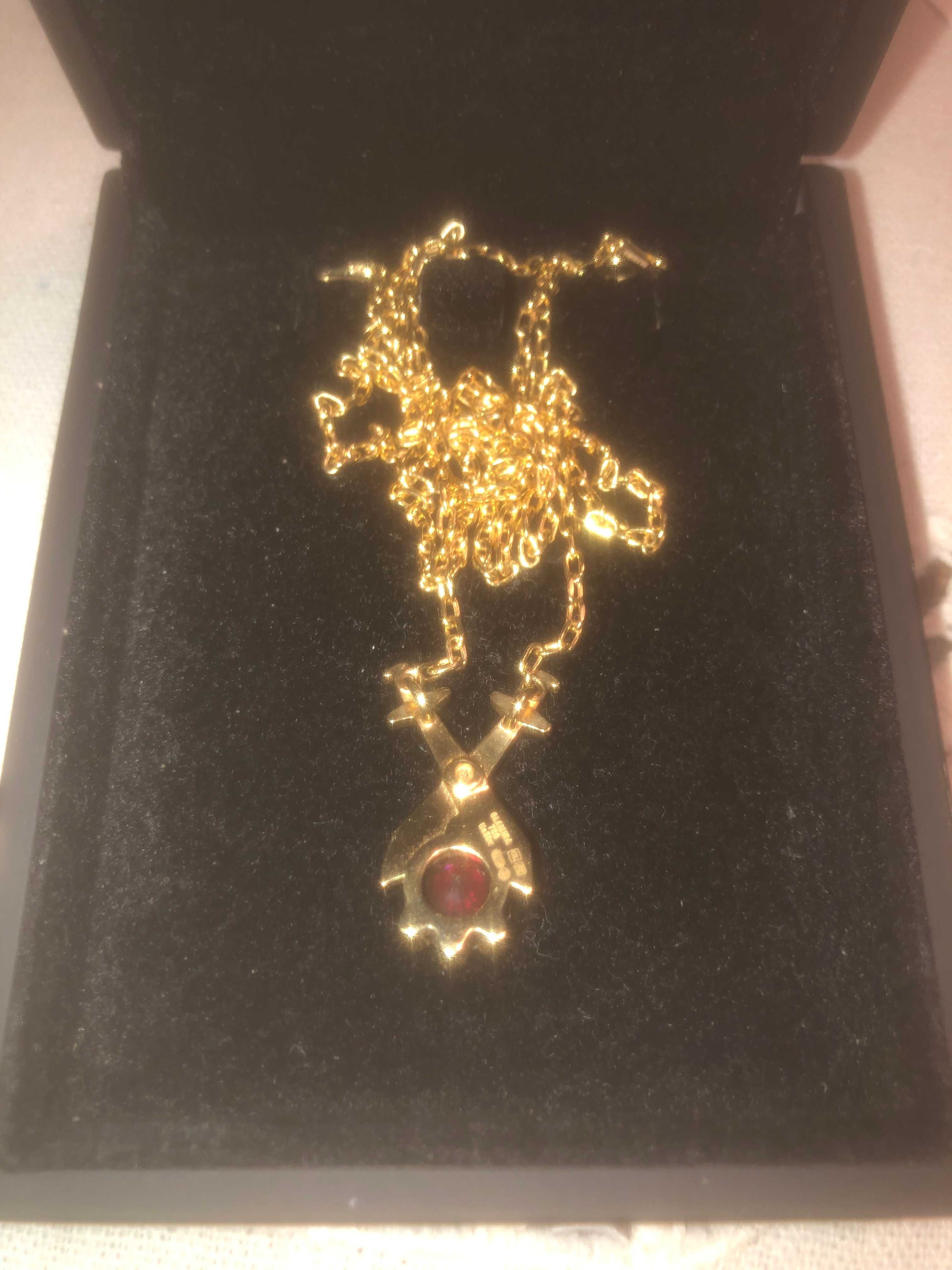 Pendente de ouro e pedra de rubi