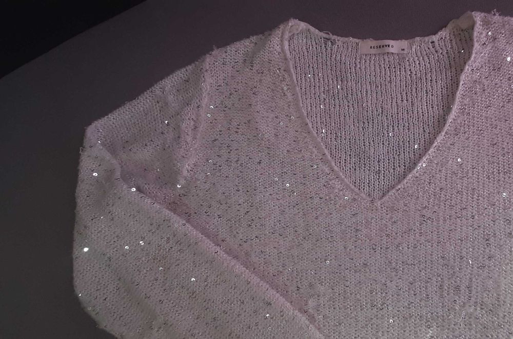 Ładny, mieniący się sweterek